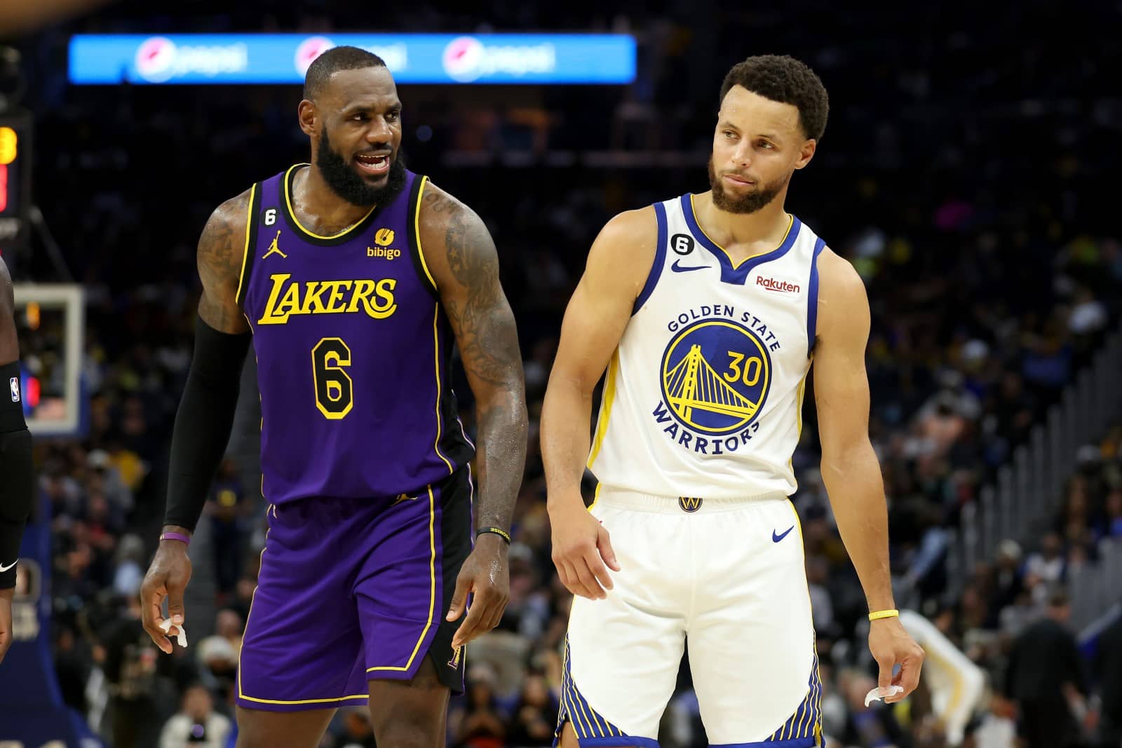 Stephen Curry y LeBron James jugadores camisetas más vendidas